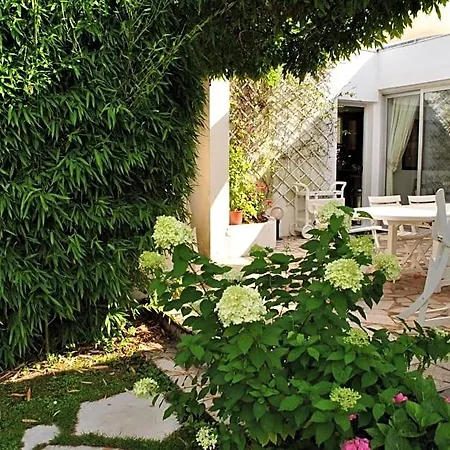 D'hotes La Tribu Bed & Breakfast 3*